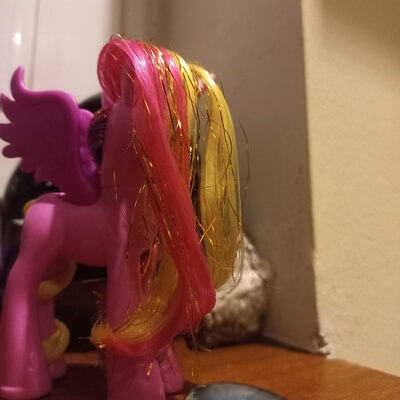 same thing but from behind, focused on the hair.