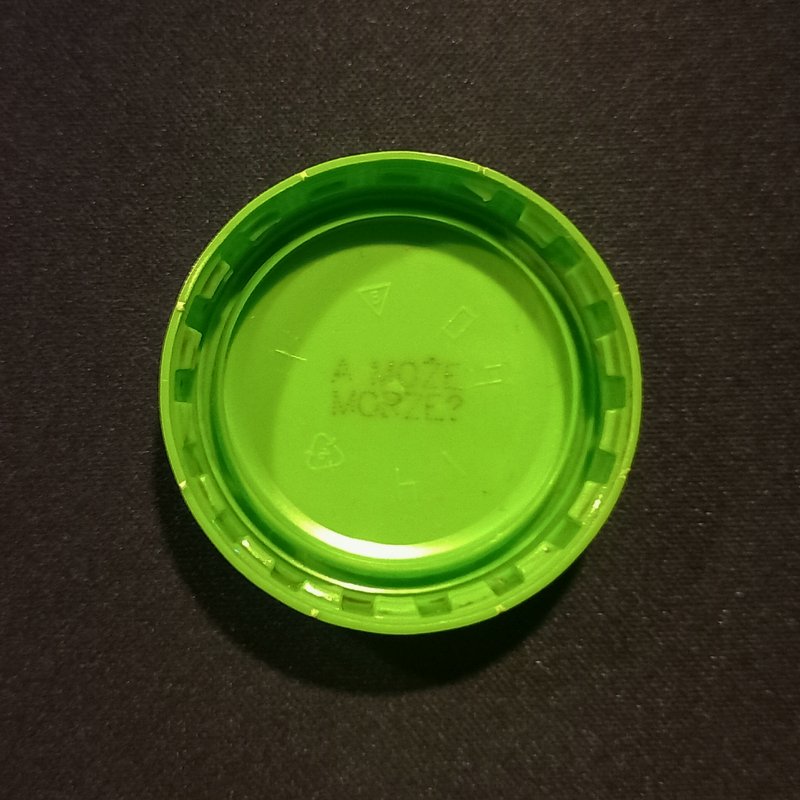 a green plastic bottle cap with 'A MOŻE MORZE?' written on it.