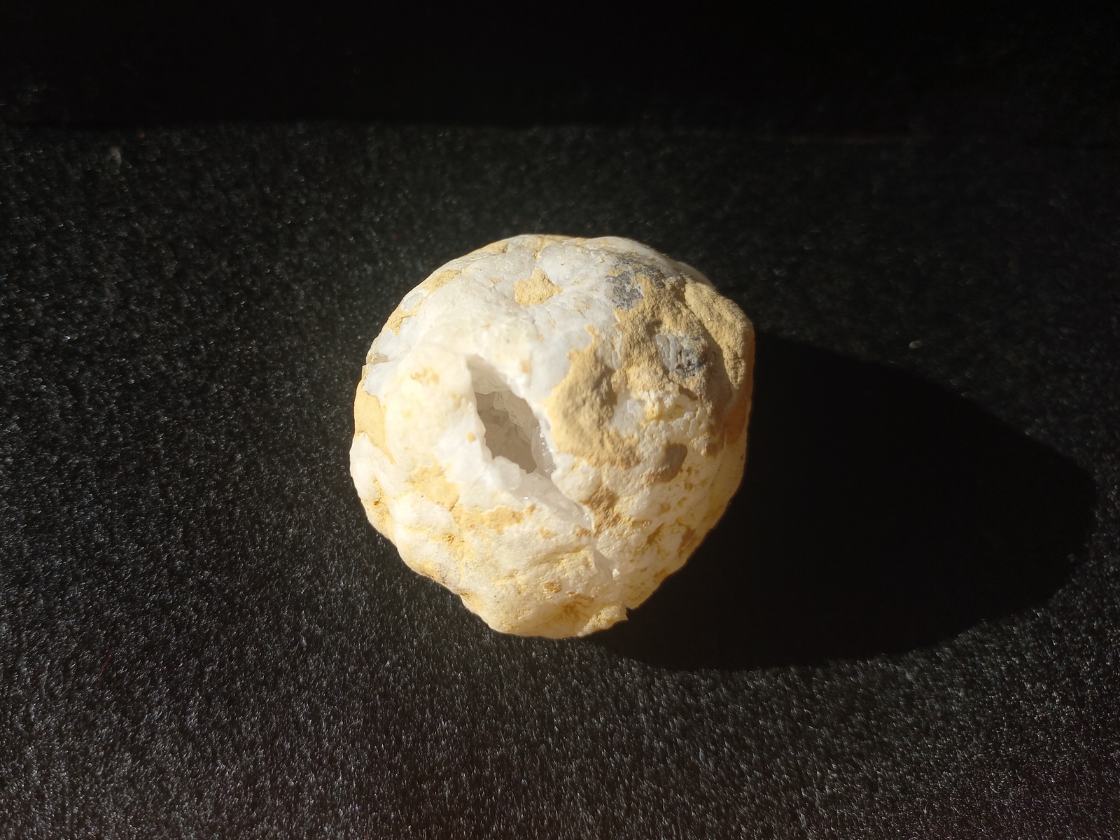 closed quartz geode
