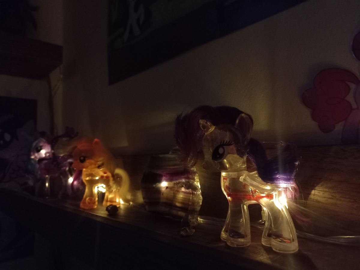 Water cuties Luna, Applejack and Rarity lit up from behind.